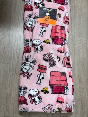 Peanuts Pink Snoopy Halloween Throw Blanket